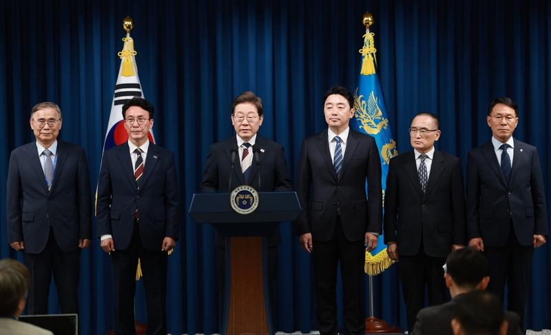 特朗普加征关税对韩国经济冲击不小。美东时间1月26日，特朗普因韩国国会未批准美韩