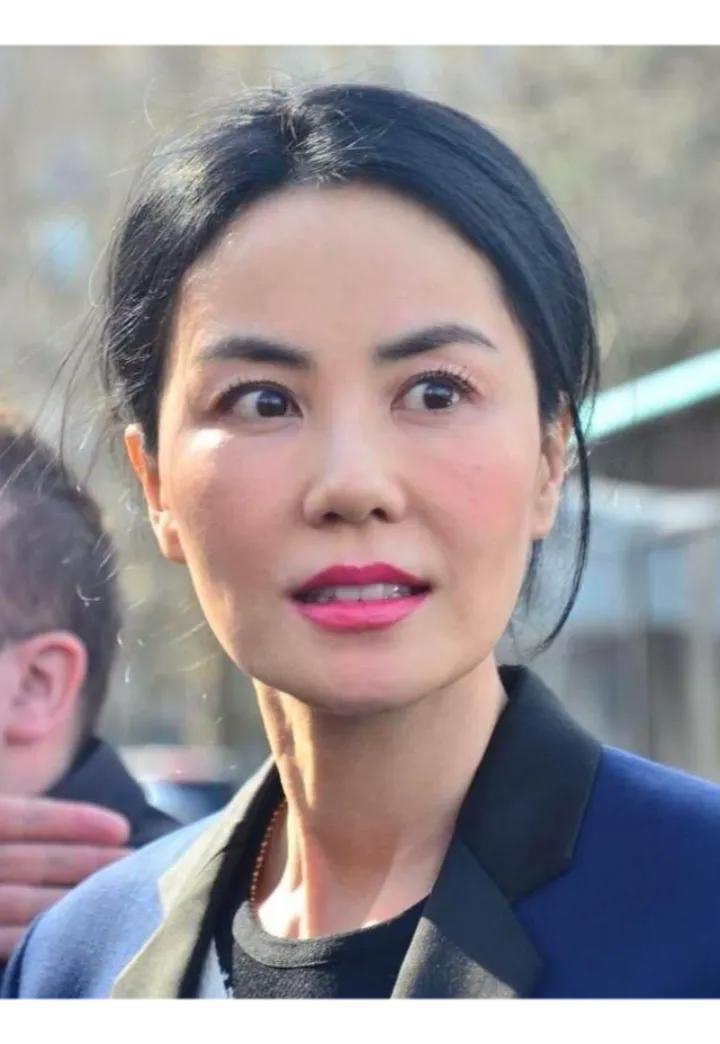 王菲：青葱岁月，冷韵甜颜魅无双
 
于华语乐坛的浩瀚星图之中，王菲的青涩时光恰似