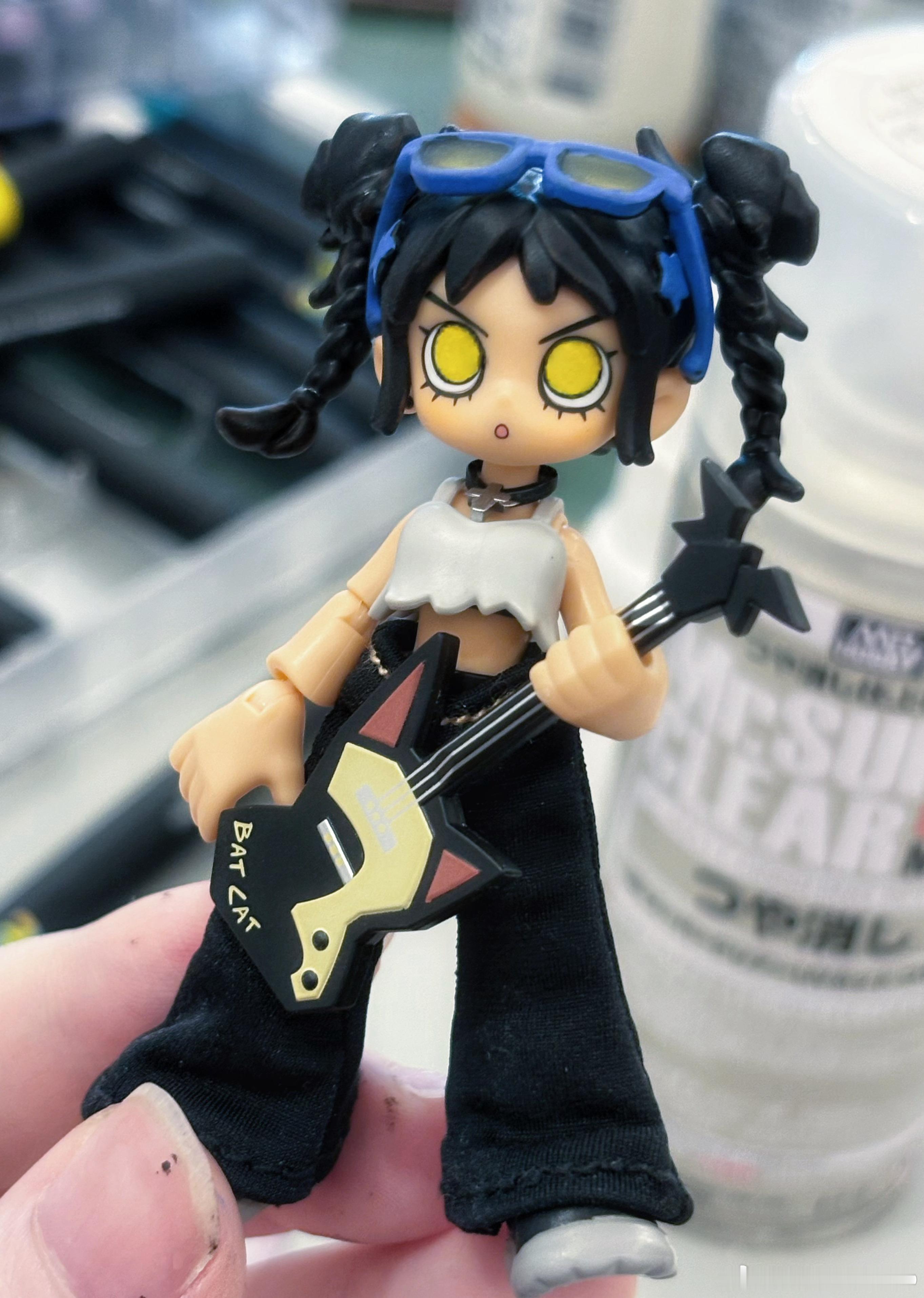 逛街时候抽的盲盒，拿丙烯改了下颜色 
