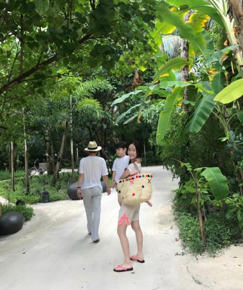 穿着平底鞋挎着大包的霍思燕抱着娃，踩着高跟鞋的她依然抱着娃。有了娃之后，妈妈成了