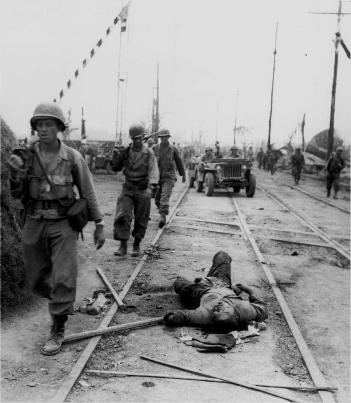 鬼子当年在菲律宾的抵抗还是挺顽强的——1945 年，在马尼拉的一处铁路道口，美军