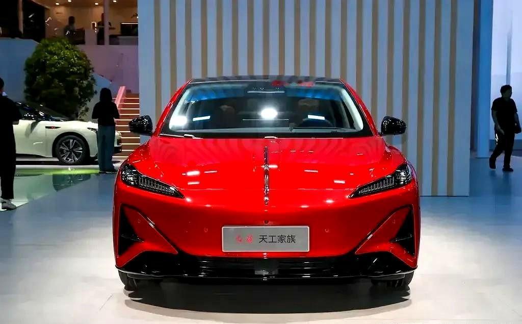 这就是赤裸裸的现实，将来会有四件大事发生！
国家会逐渐缩小养老金差距！
机器人养