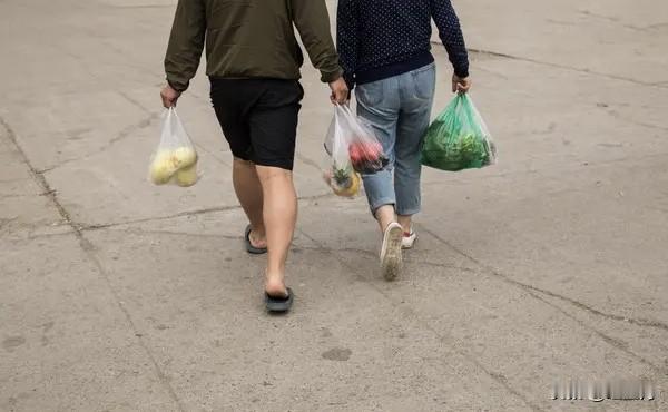 一对中年夫妻的对话，让我觉得好笑
       
       昨晚买菜回家路上