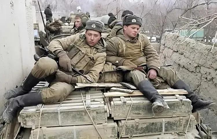历史上，如果没有美国援建的钢铁厂、汽车厂、拖拉机厂、水电站，苏联连波兰都打不赢。