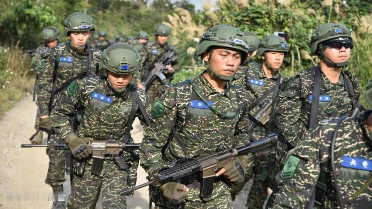 台湾士兵灵魂拷问，彻底戳破台当局虚伪画饼！
 
一名台军士兵直言：两岸若开战，台