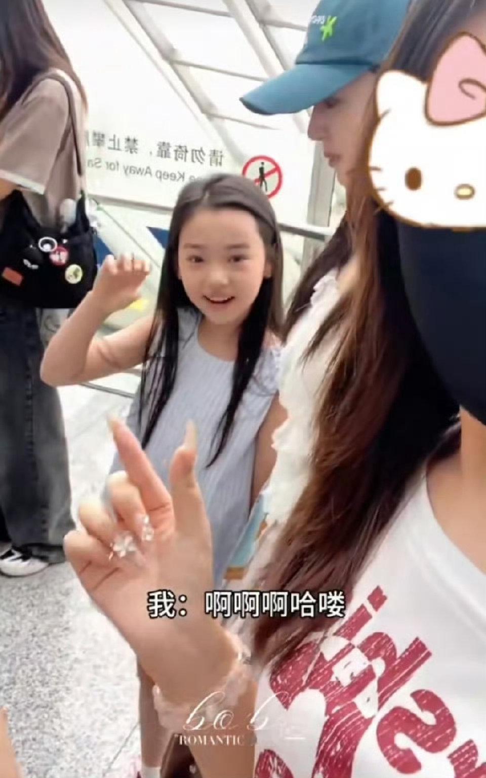 小酒窝夸粉丝漂亮小酒窝夸网友漂亮董璇小酒窝在机场没走出来过小酒窝夸粉丝漂亮这波好