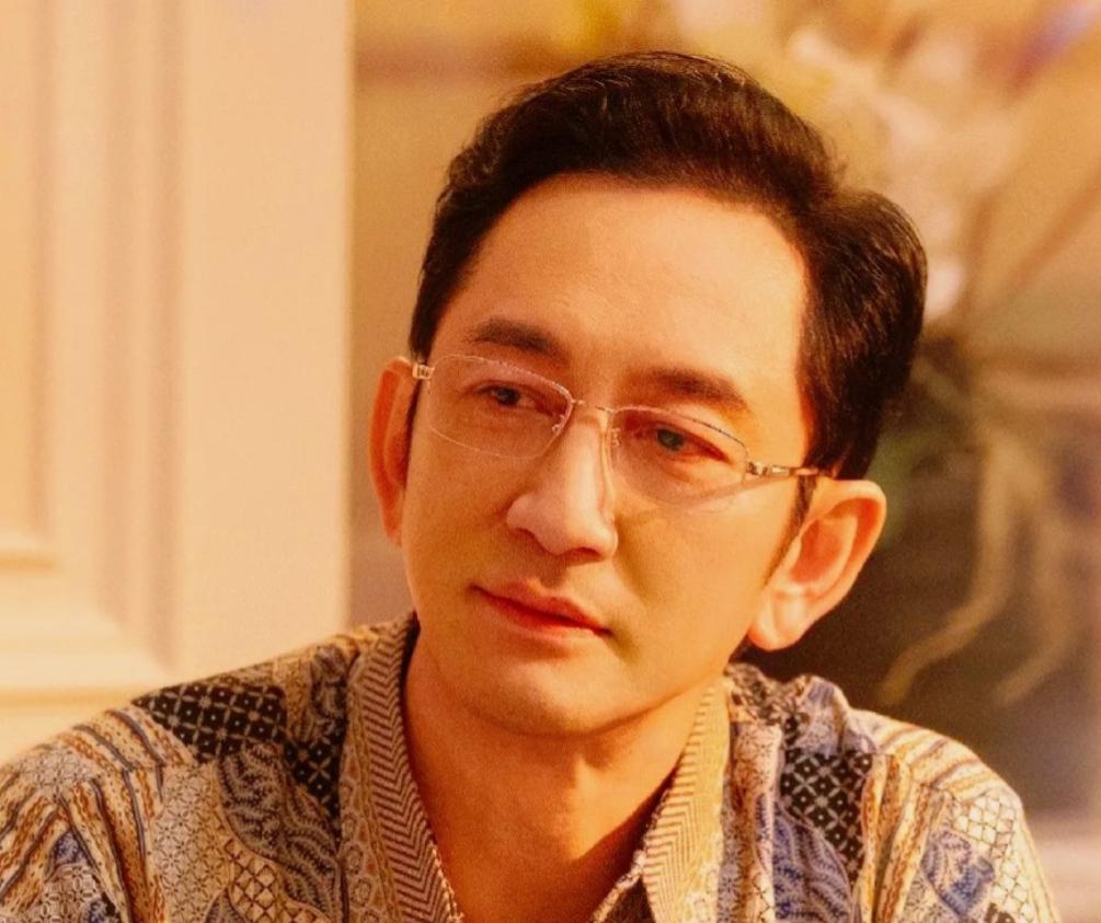 6月24日深夜，62岁的香港演员吴启华，连夜冲上了热搜。原因是网传他手握10亿资