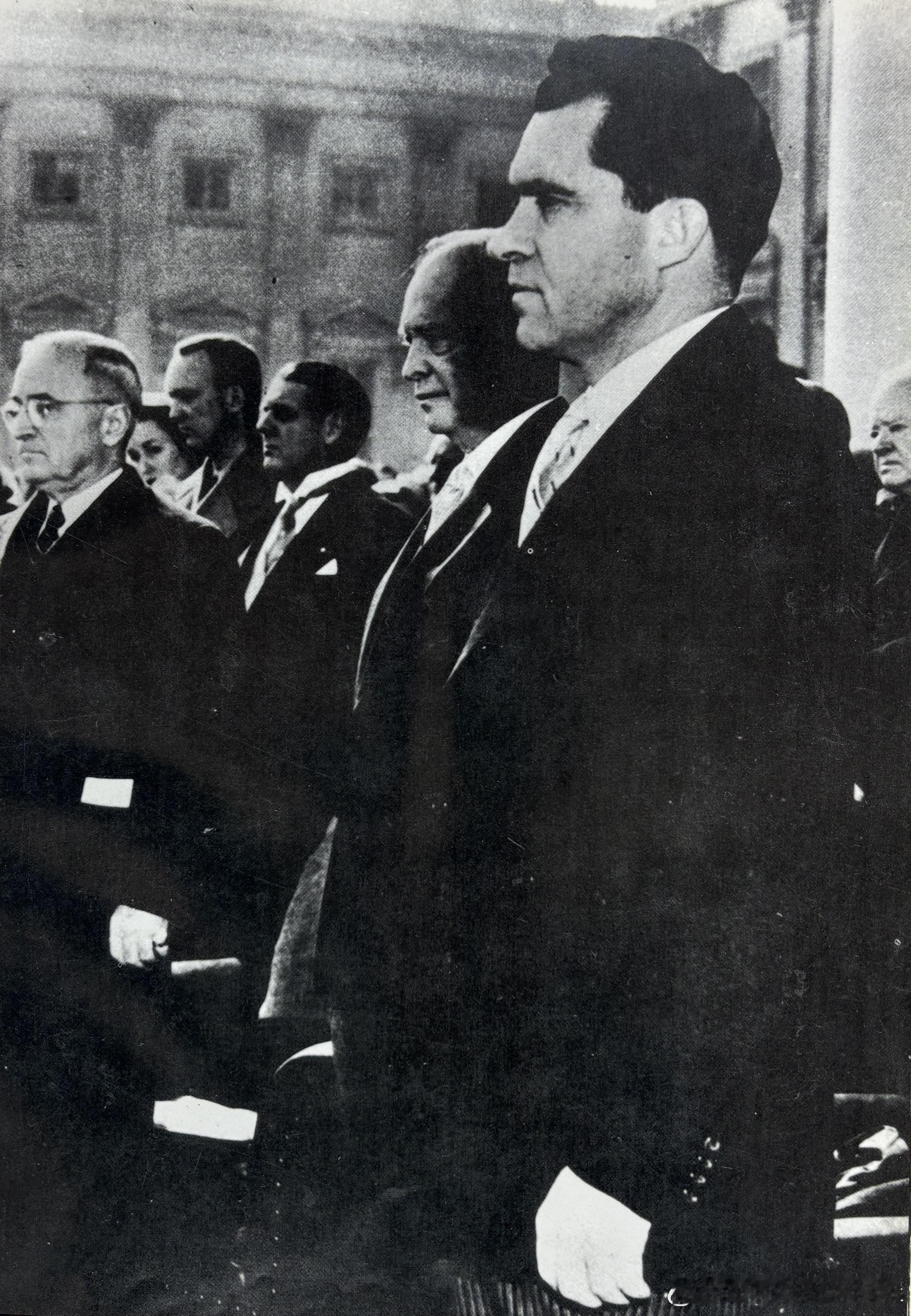 1953年1月20日艾森豪威尔宣誓就任美国第34届总统，平台上站着美国三位总统（