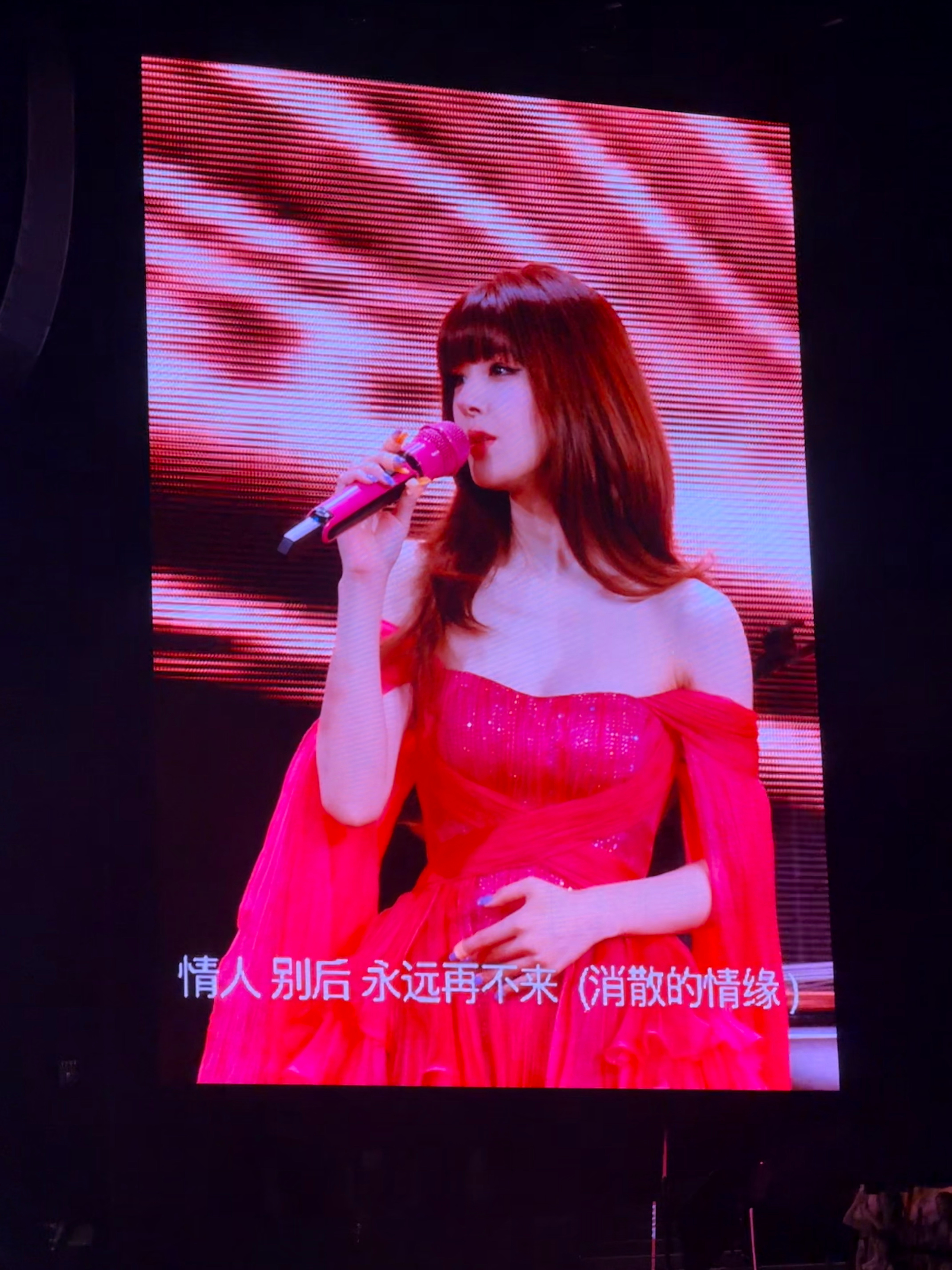 赵露思澳门演唱会现场人气、氛围超好啊！好羡慕现场的朋友，赵露思的造型真的好美好绝