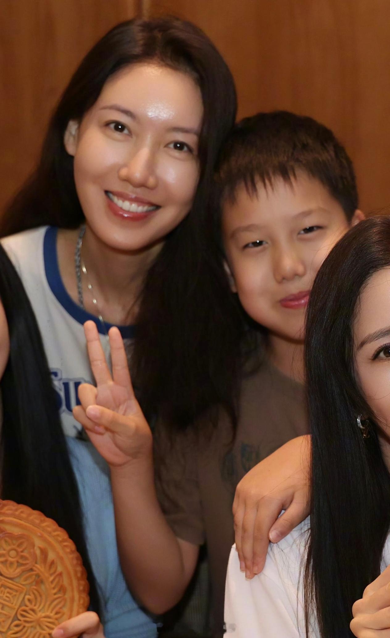 高露儿子近照高露儿子9岁近照 佟丽娅董璇高露带孩子一起合影，高露儿子罕见出镜，模