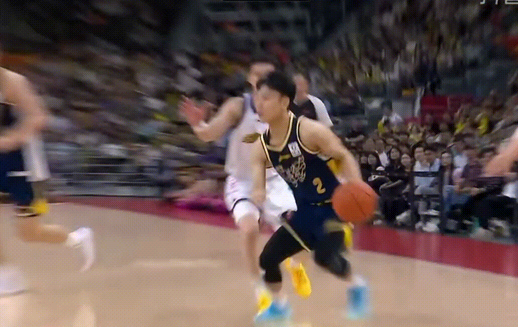 哈哈奎因第四节打嗨了啊，有三分有暴扣眼里有火啊，目前已经拿到25分全场最高！广东