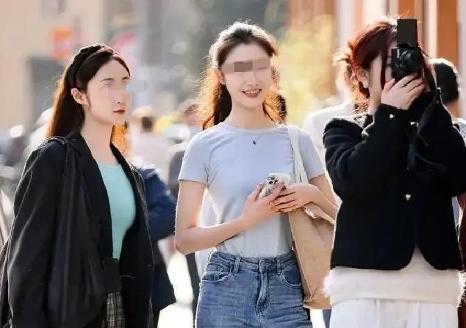 最近走在杭州街上，一眼望去全是阔腿裤，湖滨银泰那边七八成女生都穿长裤，连5月天都