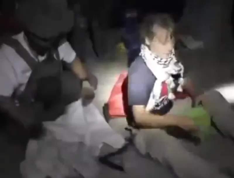 环保少女”格蕾塔跟着援助船队给加沙送物资，在公海被以军拦了，人还被扣了。目前放出