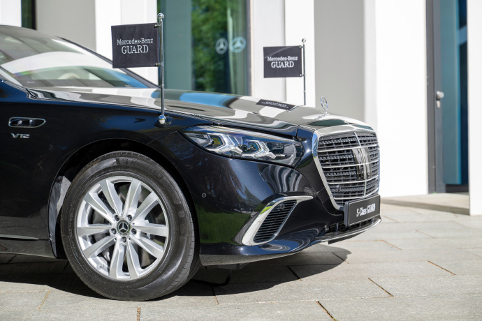 Mercedes-Benz S 680 4MATIC Guard V12 发动机