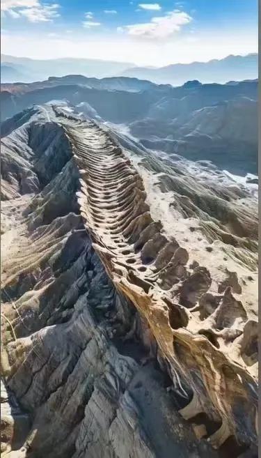 为啥说昆仑山为华夏大地龙脉所在？2021年末，中国的卫星拍摄了昆仑山脉的一组‬云