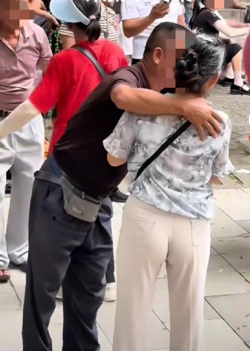 跳舞还是有好处的
听说有个大爷在床上躺了八年
家人用担架抬公园
他观察了会
居然