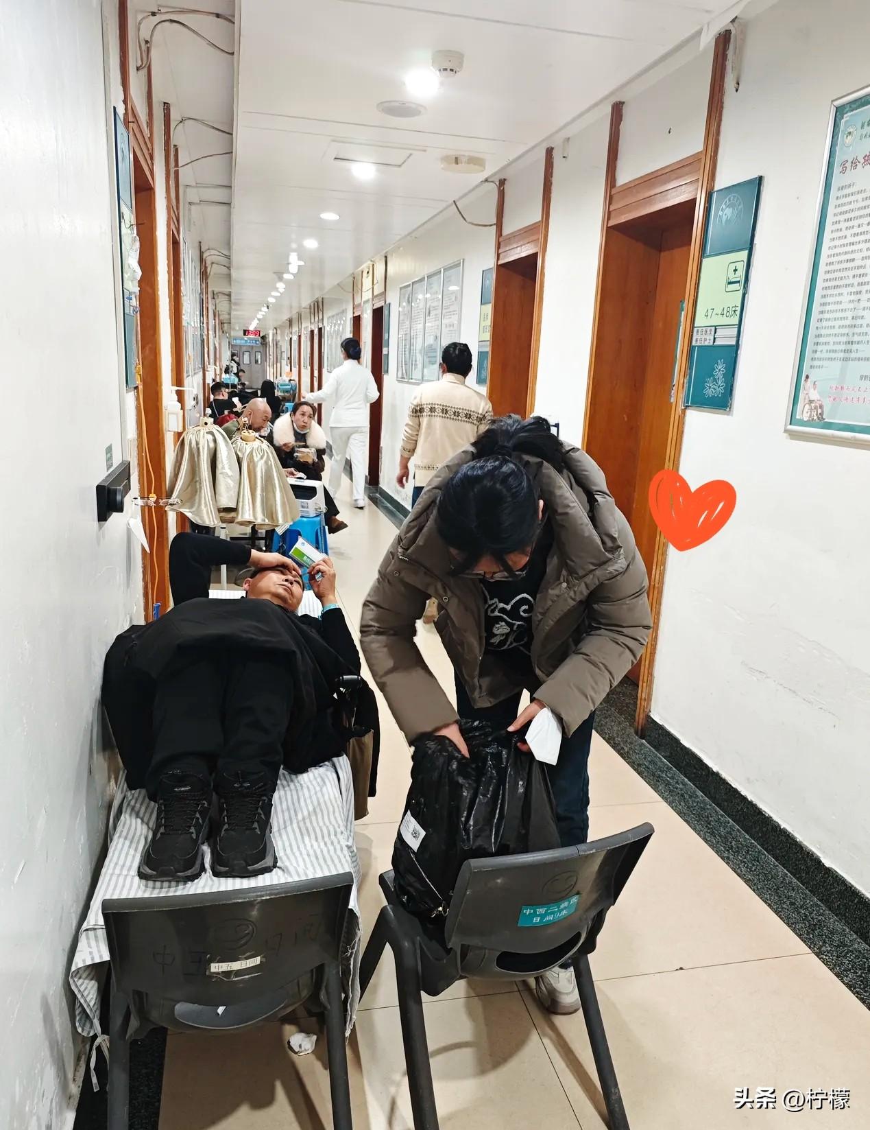 医院走廊的消毒水味里，
混着女子压抑不住的哭声，
像根细针，扎得路过的人心里发