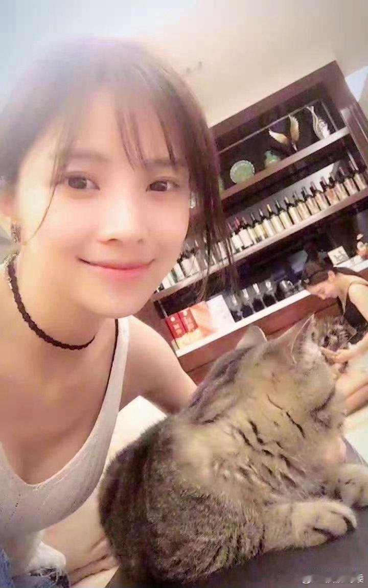 杜淳老婆王灿晒10年前旧照，她老漂亮了，不像宋慧乔，倒像没整容的赵韩樱子。 