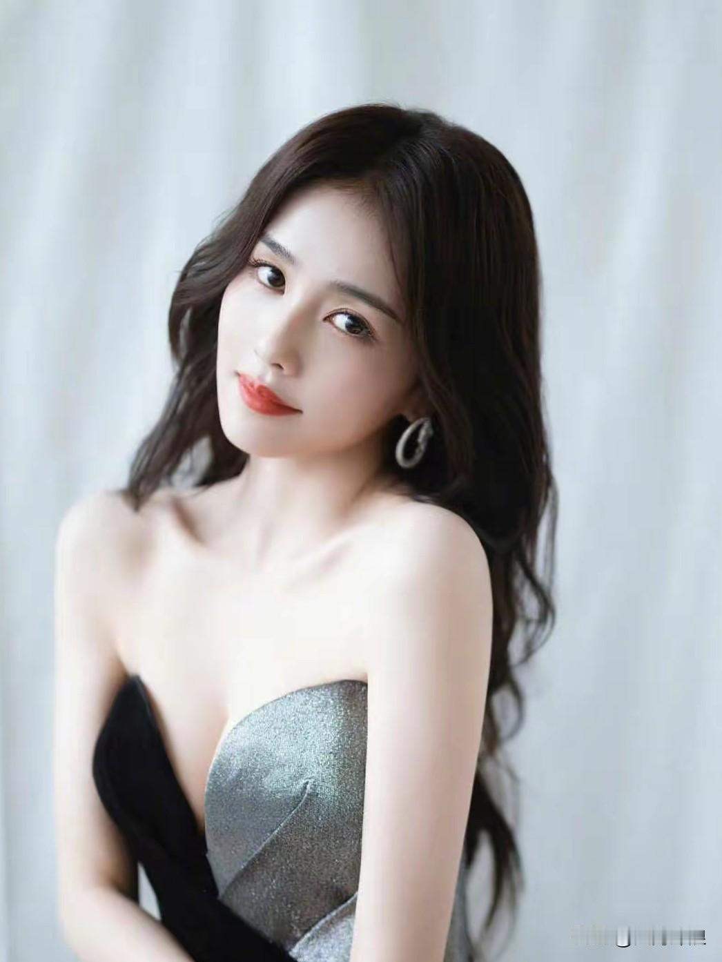 中国美学评论家如此评价演员白鹿！
这位评论家对白鹿的评价
用了8句诗

云鬓轻挽