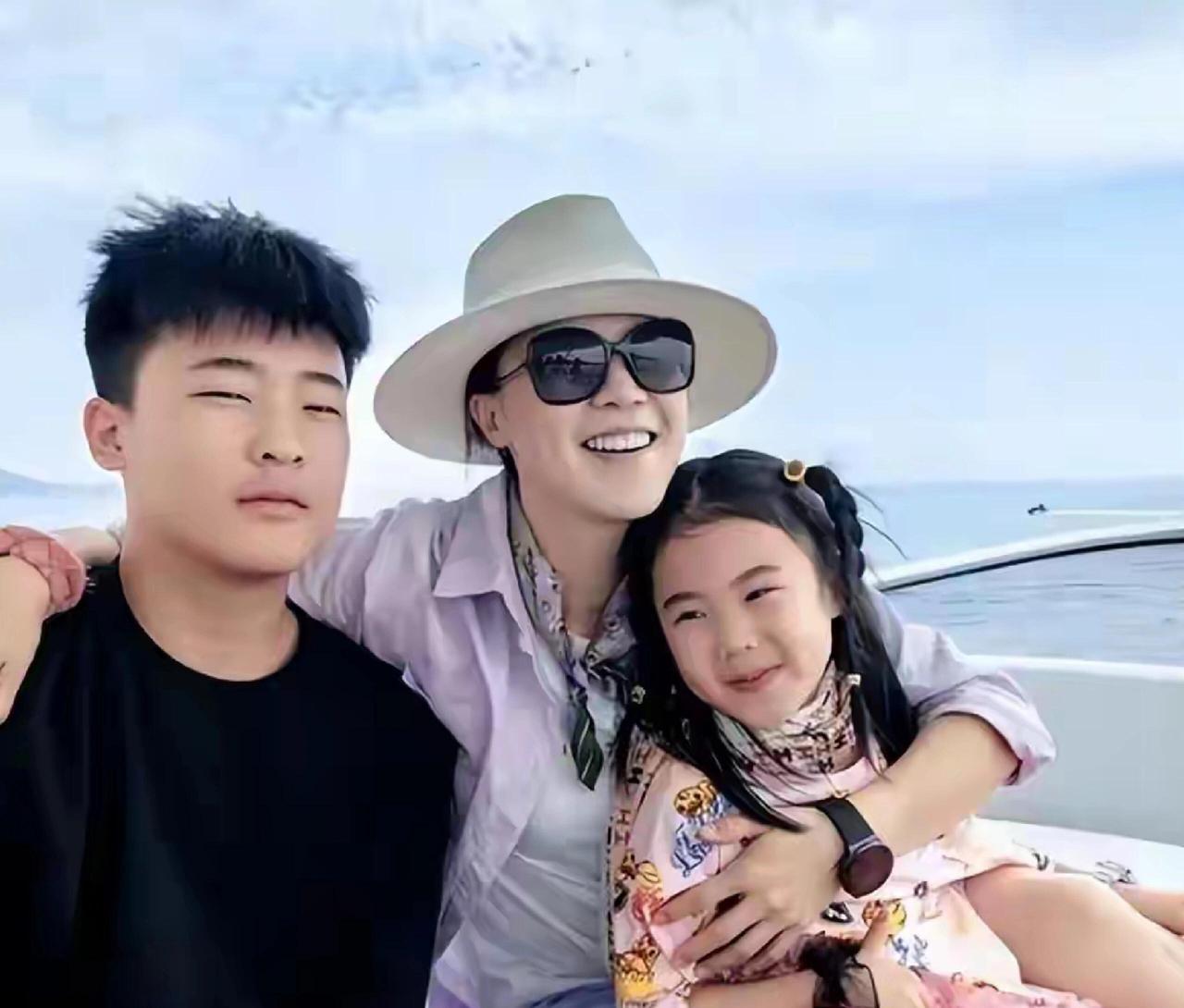 当了，但不是班长那种“大官”，是班级小干部。
 
笑笑（郭依嘉）在学校的职务
 