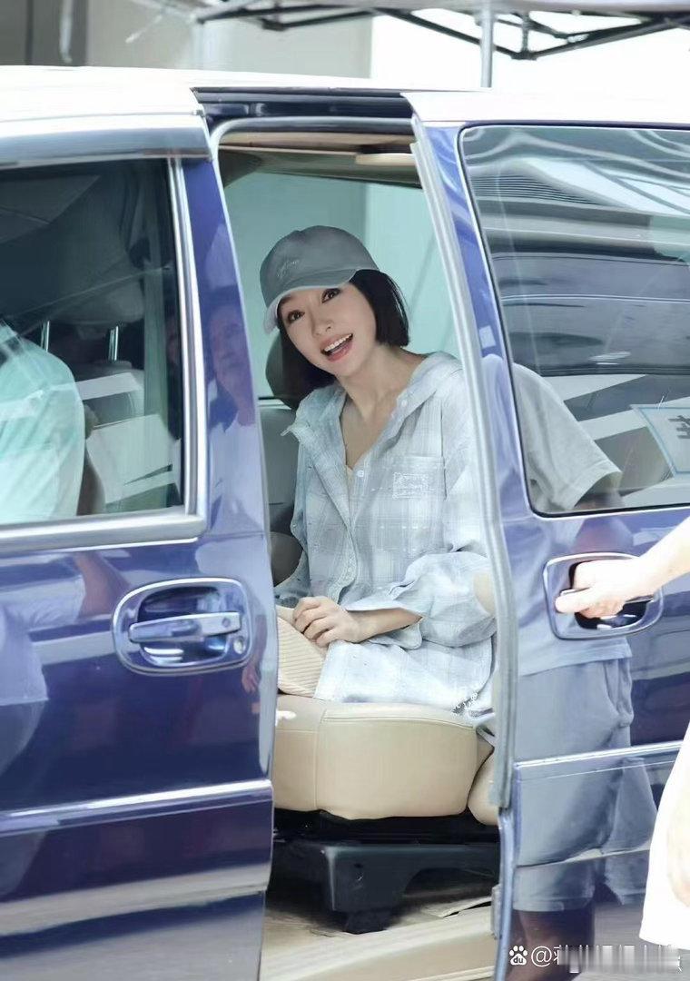 秦岚波波头短发也太减龄了！状态直接回春，格子衬衫搭配针织裙，休闲随性又不失精致时