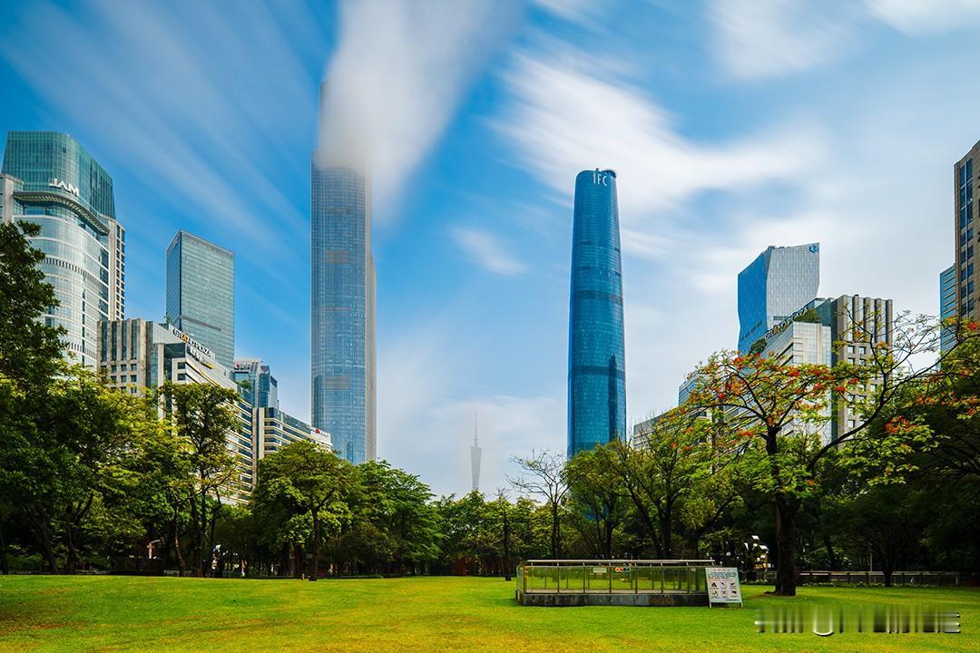 雨后初晴，大气层的透明度特别好，云儿涌动草坪翠绿，水雾在高大上建筑顶部缭绕，很梦