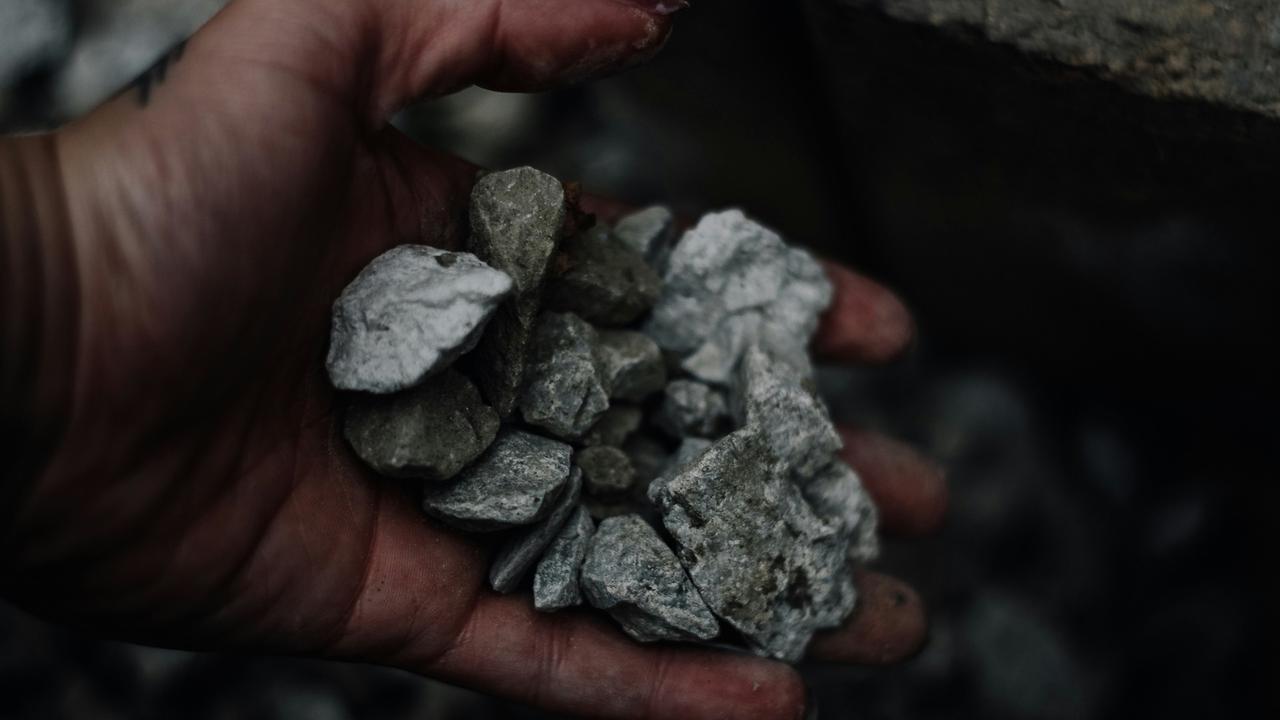 2026年1月6日，中国商务部宣布：“禁止所有两用物项对日本军事用户用途出口 ”