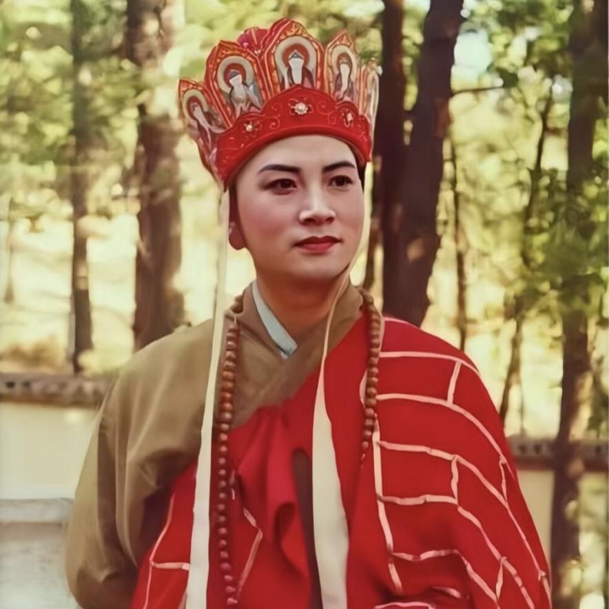 “谁穿上这身衣服谁就是唐僧！”
原来当初西游记拍摄过程中，唐僧扮演者换了三个，杨