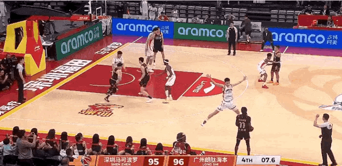 本来广州龙狮还领先1分的，李祥波对史密斯这个三分犯规真是要了老命了！
主帅米歇尔