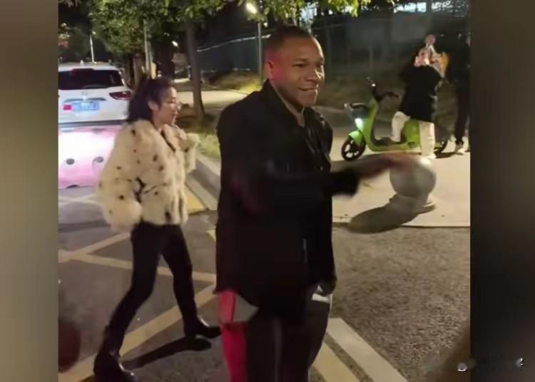 席尔瓦已经抵达成都，不出意外他将挤掉废柴卡隆成为蓉城！新赛季的边路快马！
作为上