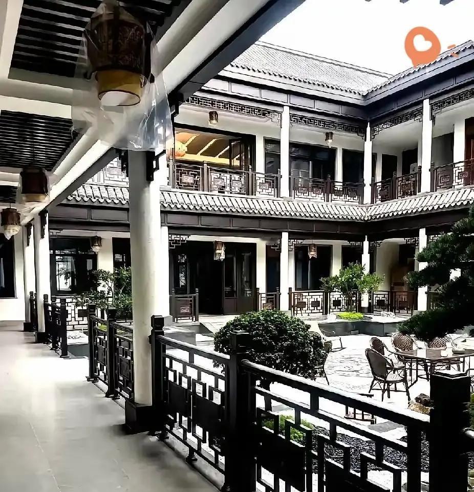 泉州林总带8个兄妹砸2000万回老家山脚盖10栋小院，名字全带“和”字。
视频里