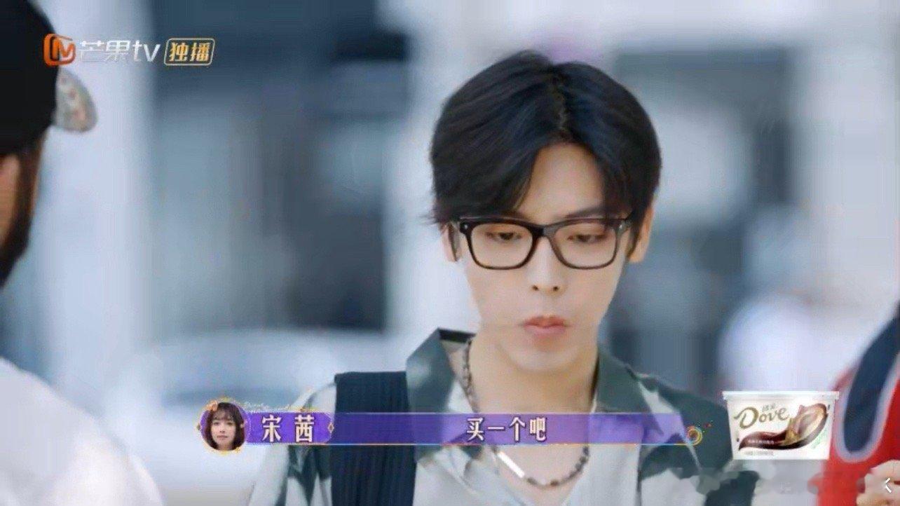 #侯明昊 姐姐逛街我结账#侯明昊与宋茜逛街，一路走来，他始终抢先付钱，宋茜甚至没