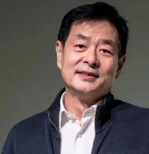 最近网上流传出这样一个细节：深夜的北京，73岁的濮存昕陪在年迈母亲身边，一根普通