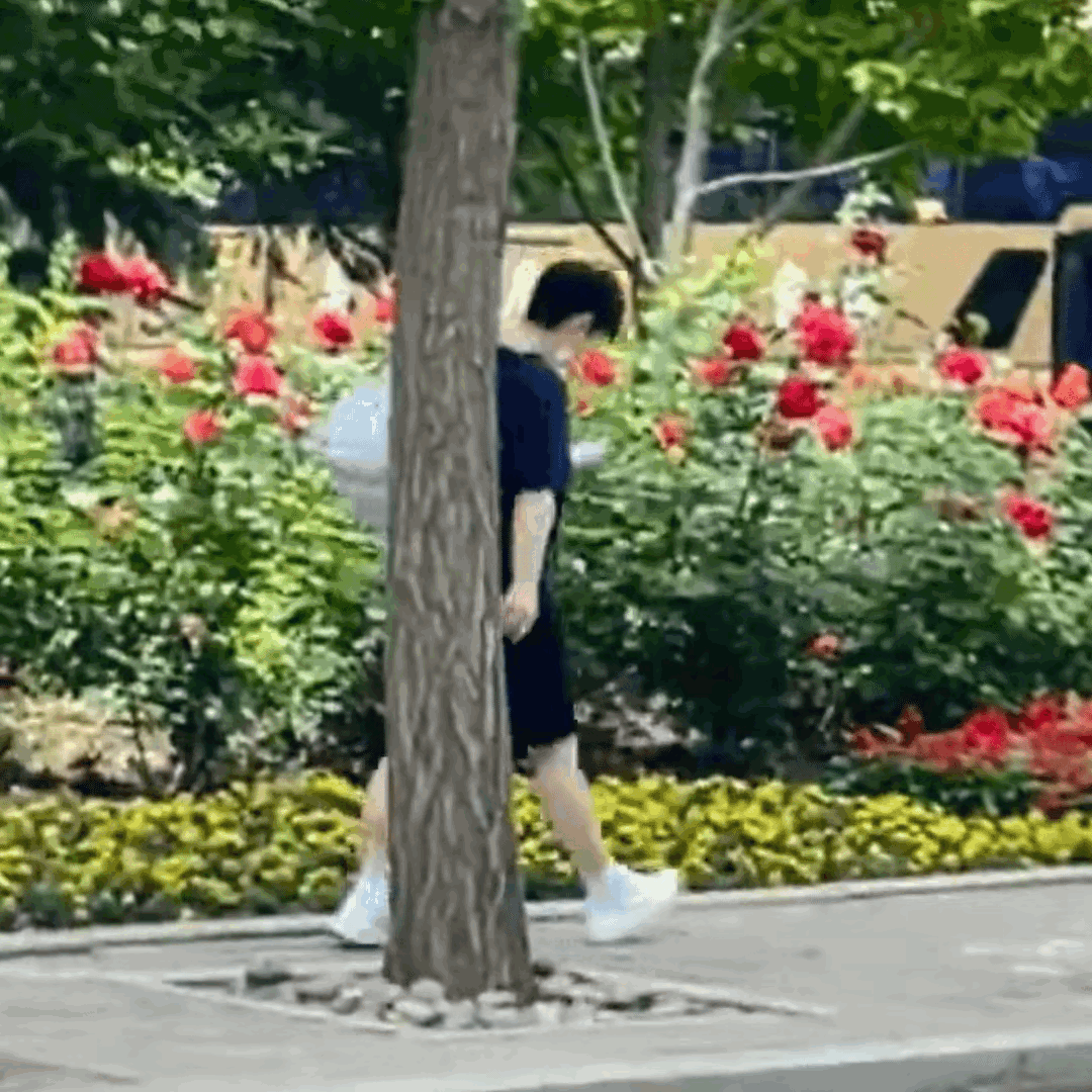 扑抓到新鲜的小莎，一个人背着背包去上训，难道她没回家看爸妈？

莎莎身穿一套短袖