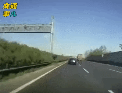 高速公路禁止行人上路！高速公路的车速，正常都是100-120公里的，竟然还有横穿