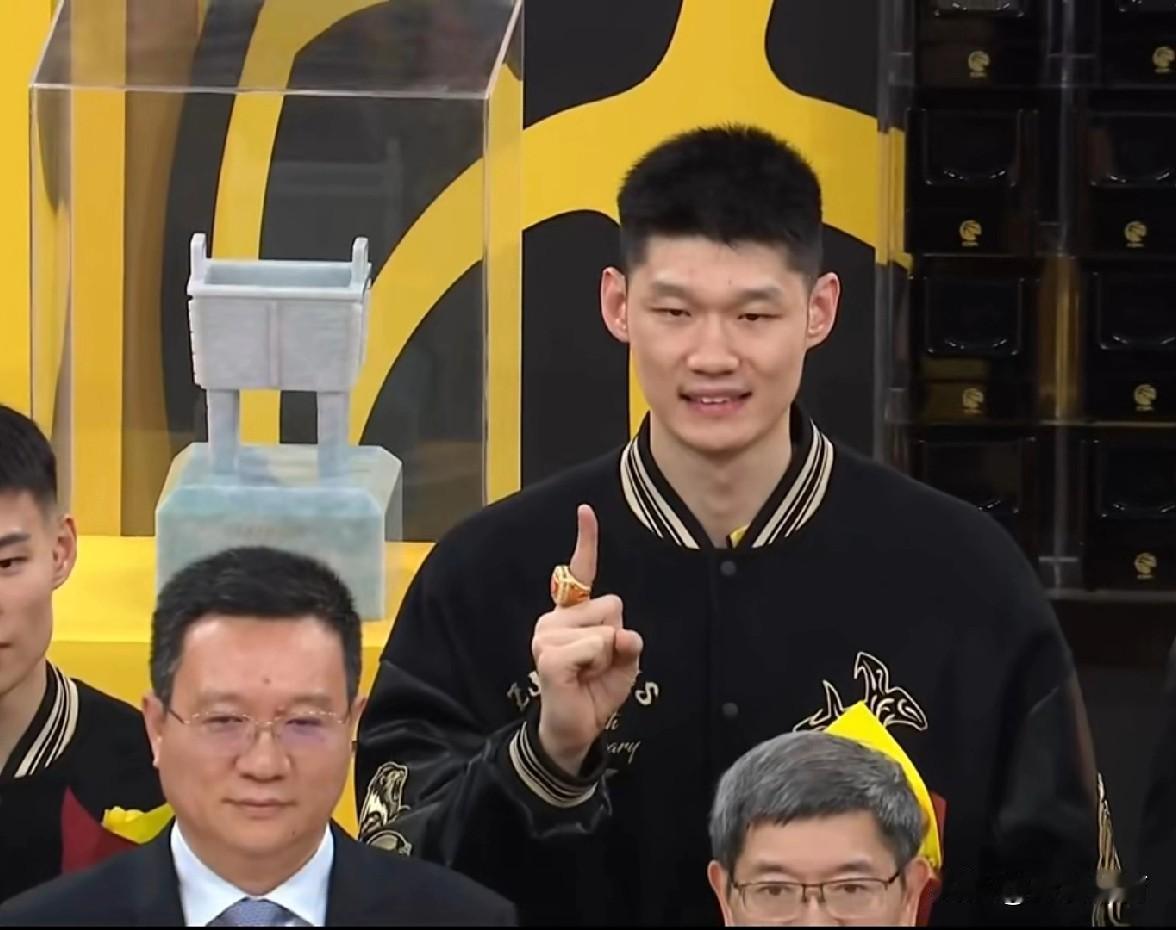 发现了吗？广厦队今年是独一档的存在，甚至比上赛季还强。

揭幕战来看，广厦的防守