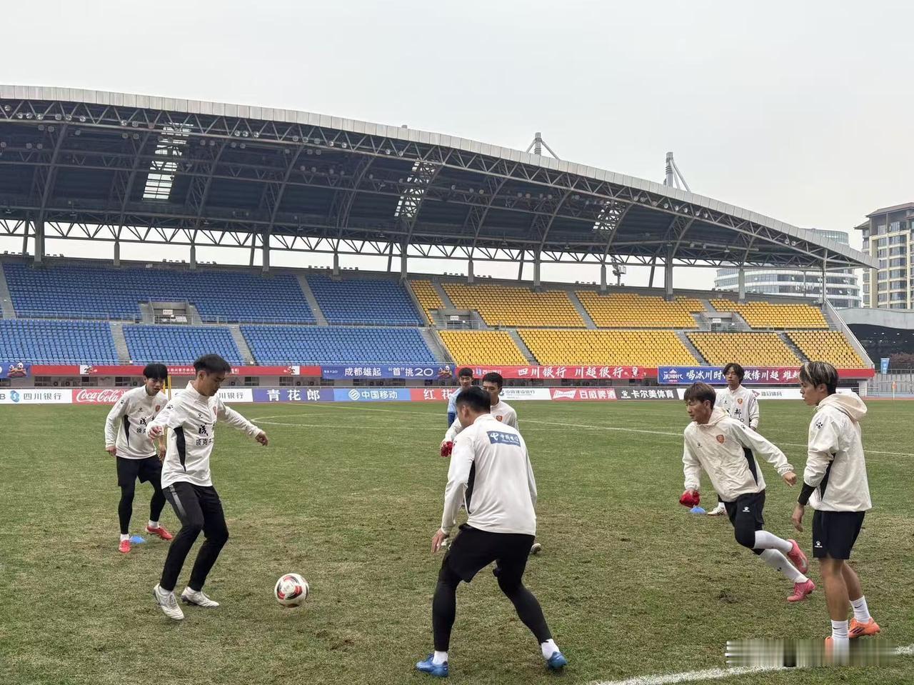 明天，川超联赛川东区将继续进行，这也是小组分区赛的最后一轮！其中成都锦城队与南充