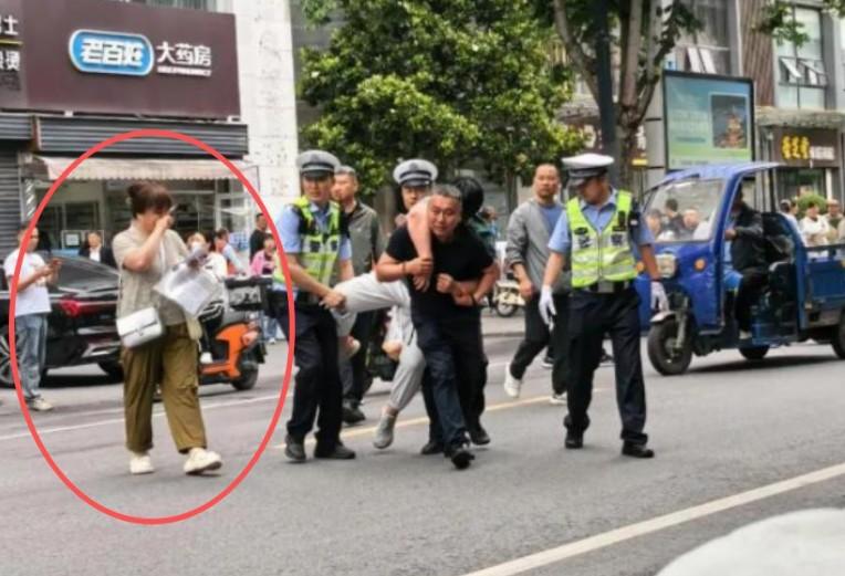浙江考生怯场无法走路，被背进考场这心理素质实在是太差了！
 
这几个考生高考后不
