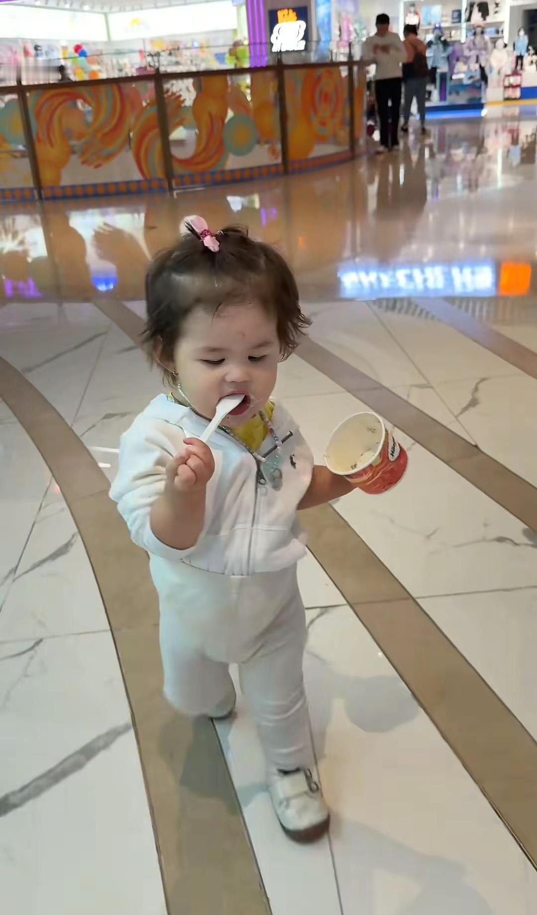 小家伙笑起来像阳光砸在玻璃上，晃得人心里发软。
爸爸是洋面孔，妈妈是东方眉眼，她