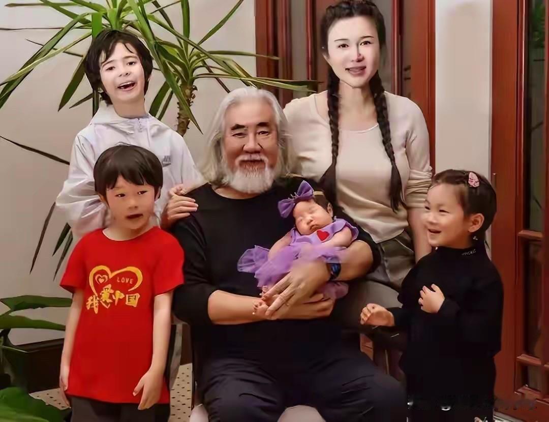 张纪中的小娇妻在直播中说要备孕第五胎，网友听到又炸锅了。

很多人调侃“牡丹花下