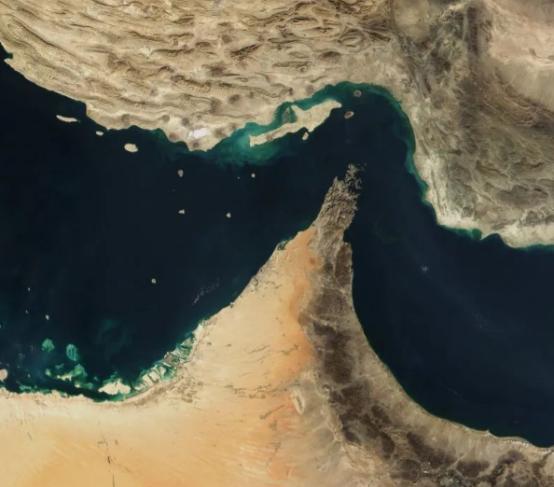 兄弟们，这一天好像来的有点早啊？？
 
很多人刷到这一幕都会疑惑，这4艘巨轮和1