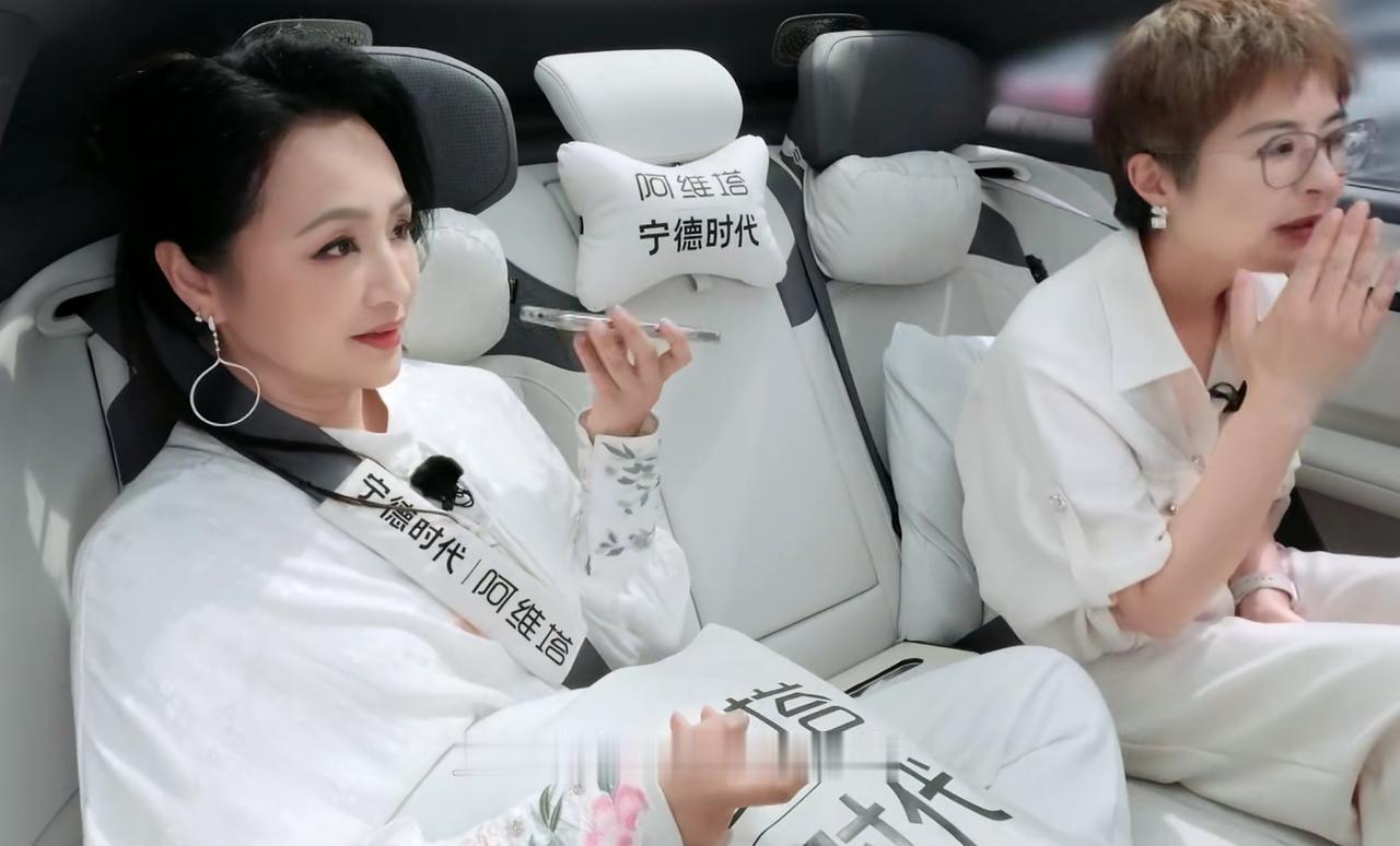 同样是资深主持人，朱丹要能学会曹颖一半功力和敏感度，也不至于翻车这么狠。

曹颖