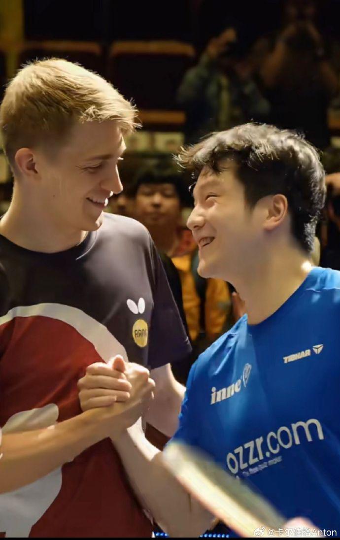 卡尔伯格发文欢迎樊振东，
暖心喊话并肩作战，握手合照太吸睛
19日，卡尔伯格正式