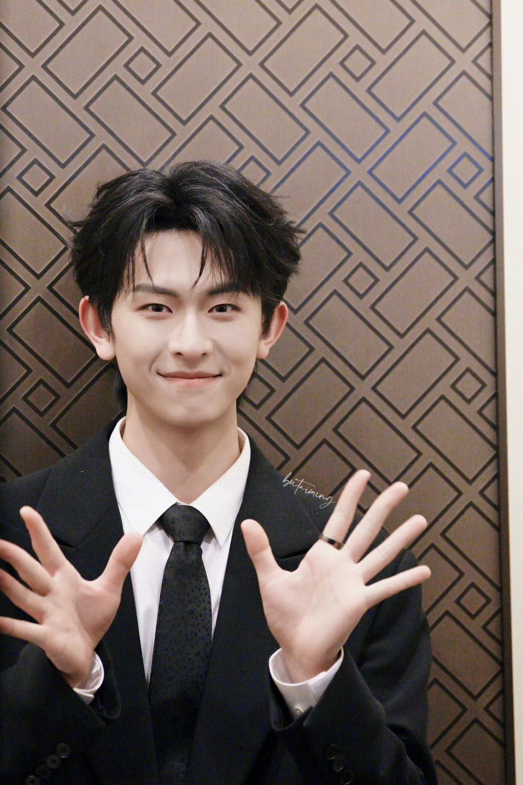 陈添祥 🍊 向全世界安利陈添祥 当别人赞美你的王冠 我疼惜你荆棘的伤痕谁能不爱