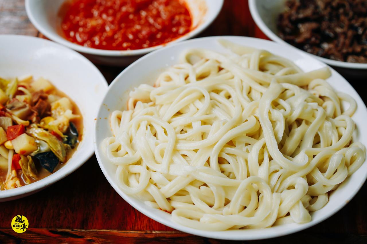 #西安吃面故事# 下班铃声响起，打工人们冲向楼下的面馆，就像学生时代冲向饭堂一样