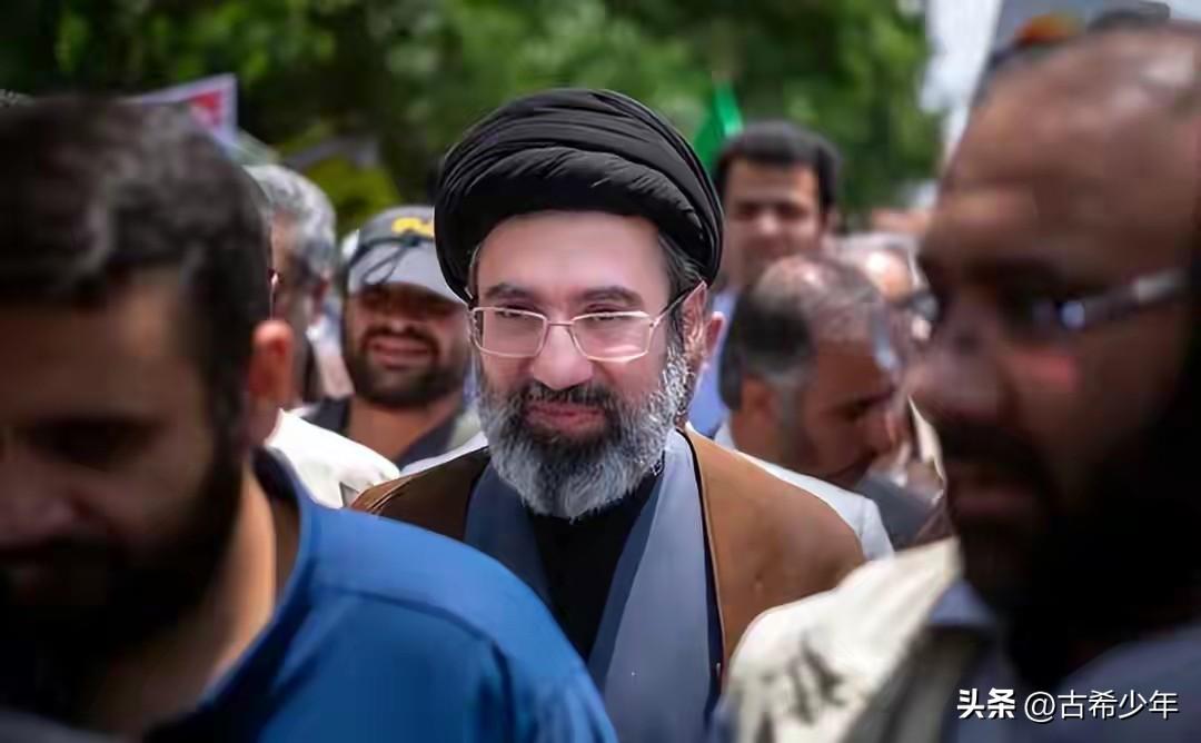 坚决弃核，才是伊朗明智的选择，唯一的出路——
 
穆杰塔巴的照片，在美以联合攻打