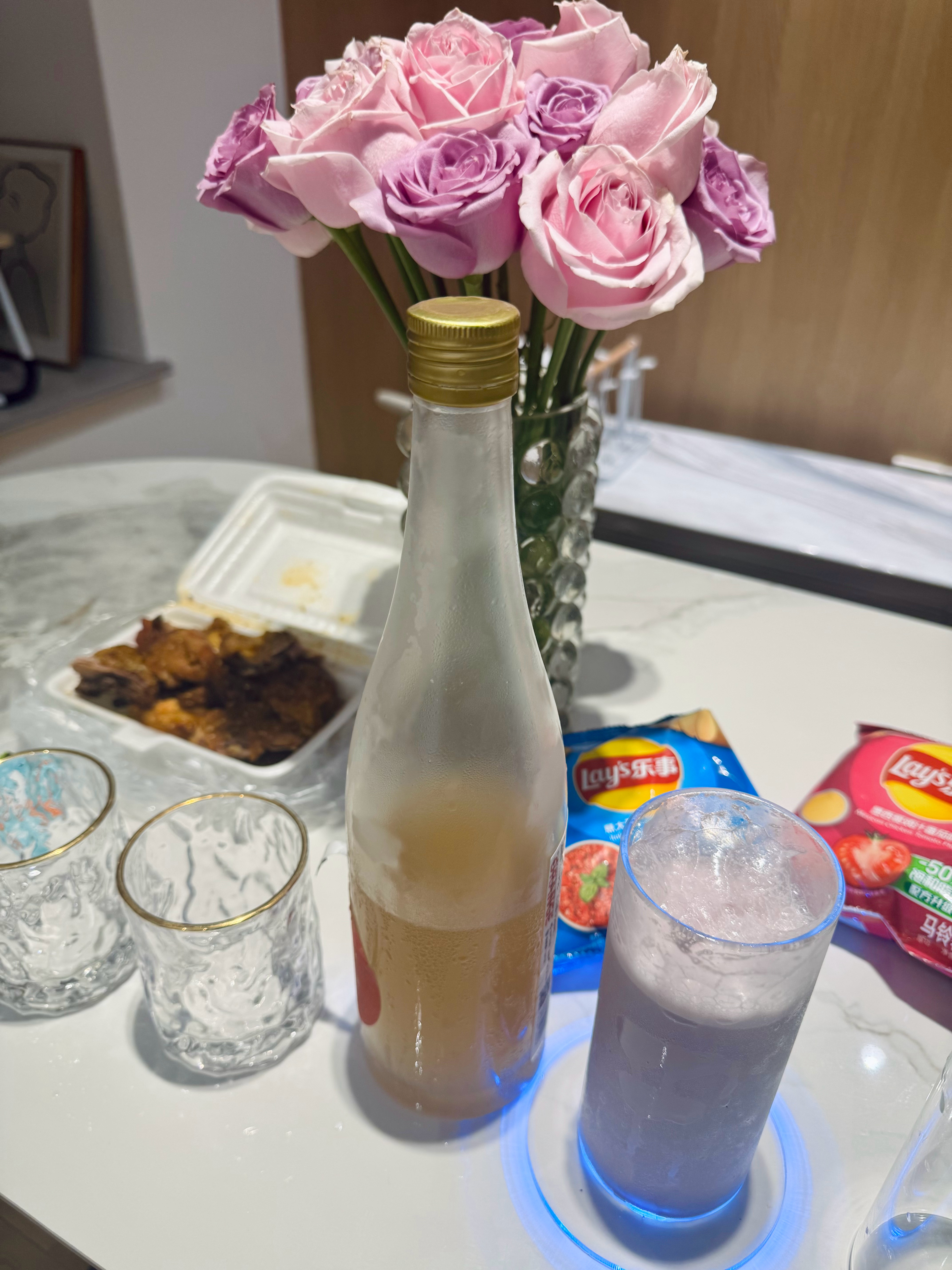 以前见朋友都是大聊特聊感情问题。现在年纪大了，跟朋友见面喝酒，开口就是：“今天聊