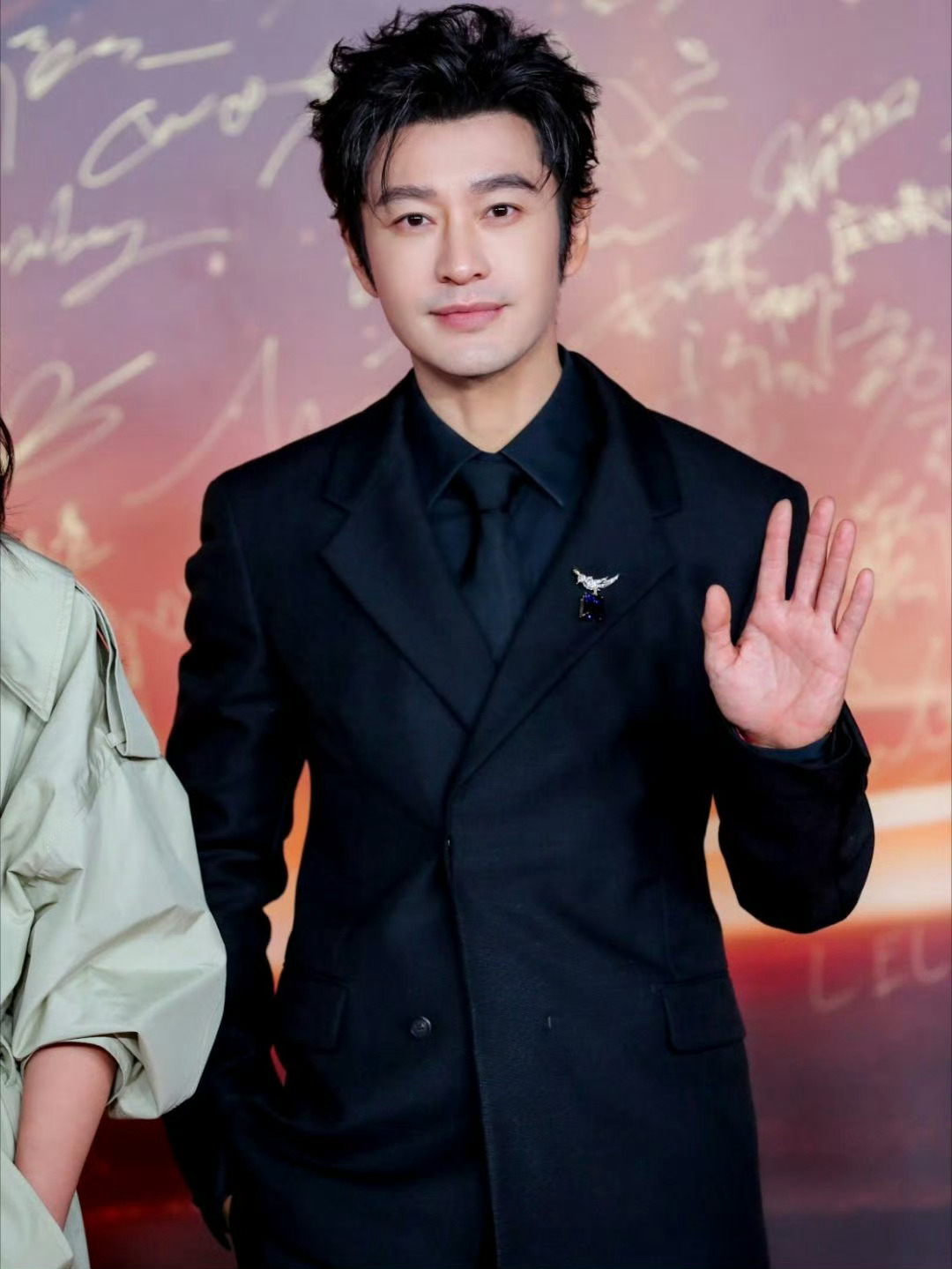 黄晓明 我帮了太多白眼狼真是够了。当事人都没有说是圈内的人，吃瓜人就少带无辜女生