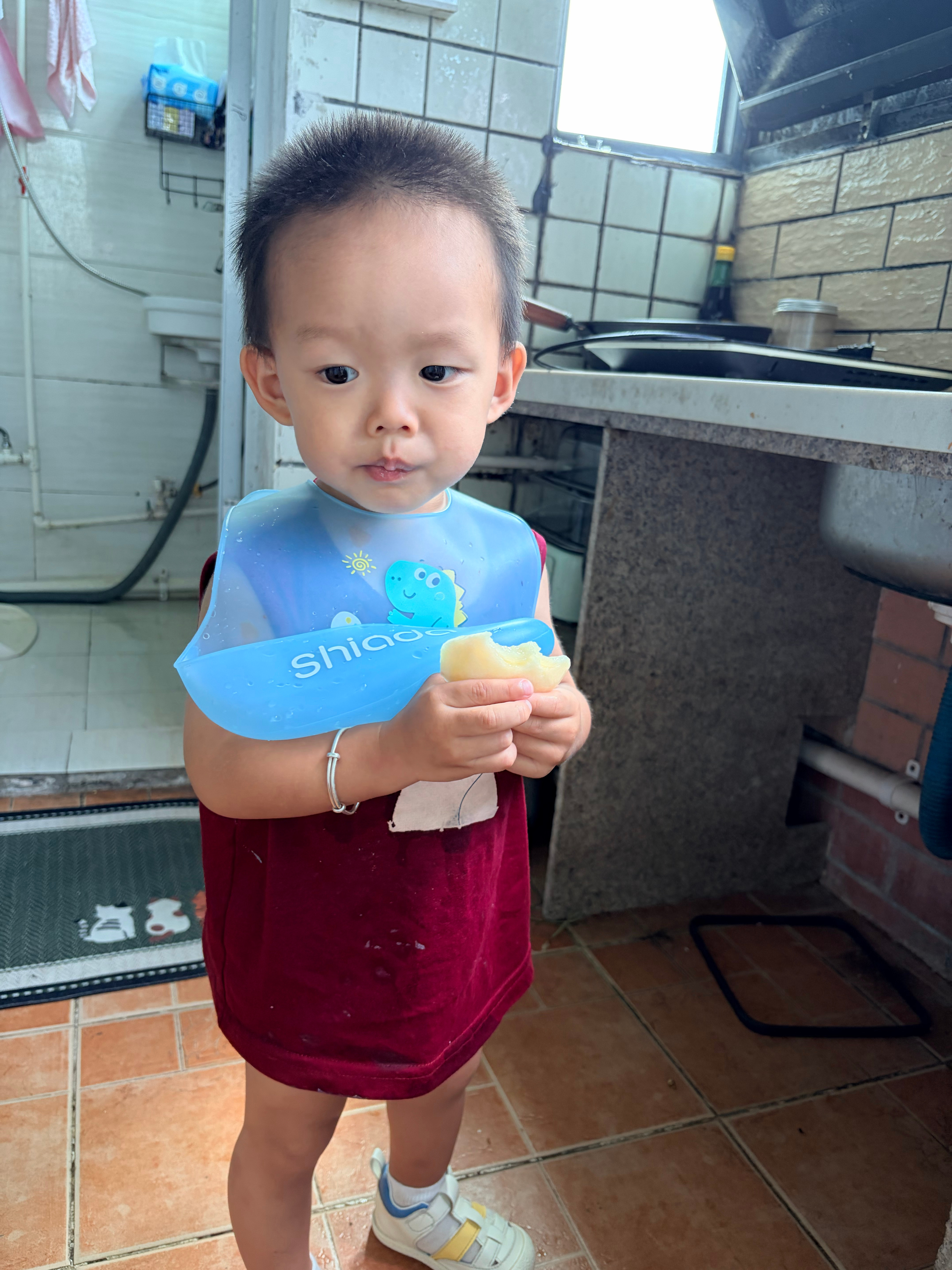趁我不注意自己开门直接跑去隔壁邻居家了，拉都拉不回来，抱回来了，邻居还给娃送了一