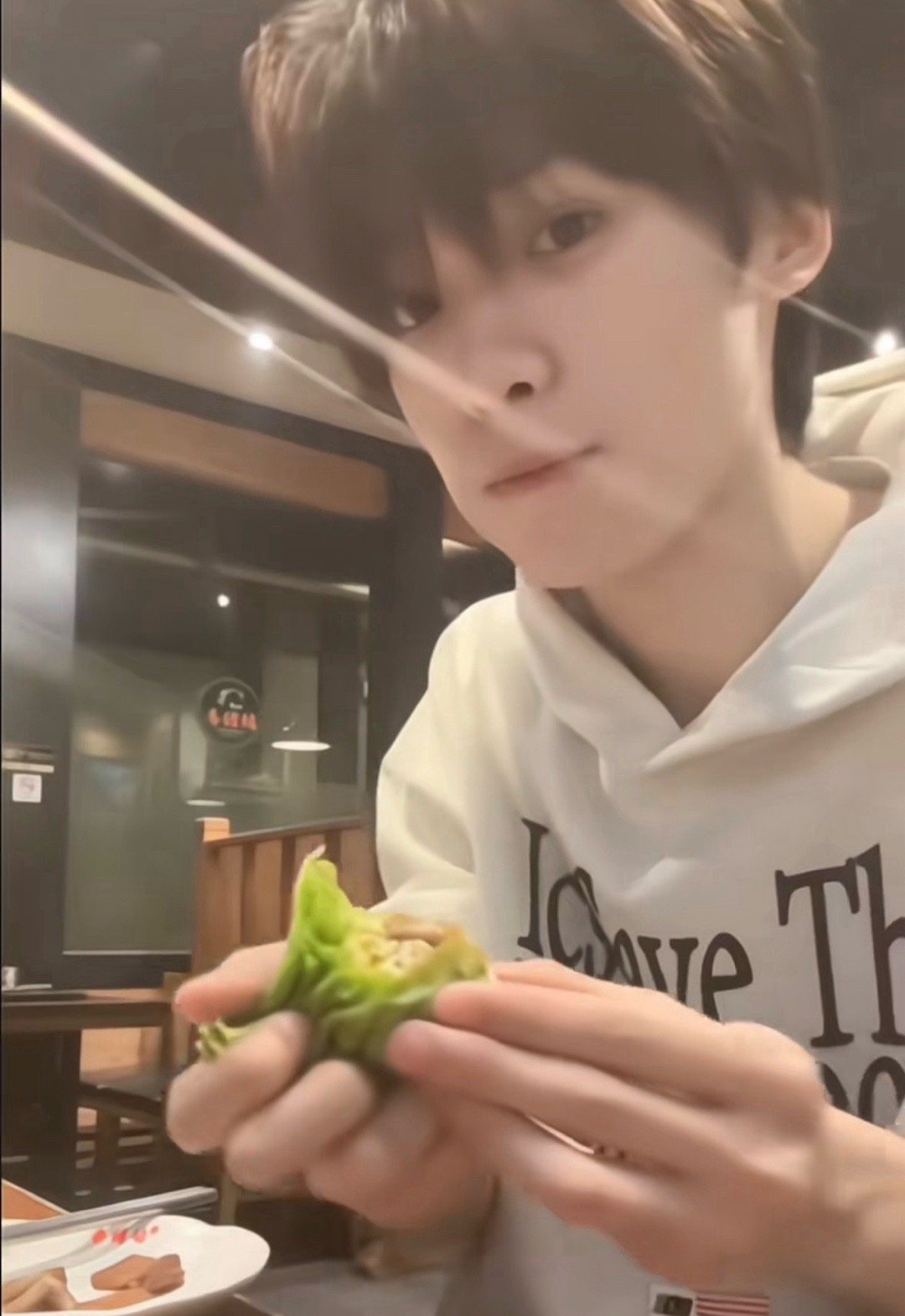 又解释新发色啦，刷到早期的朋朋吃烤肉，太萌了！梓渝在线烤肉 梓渝